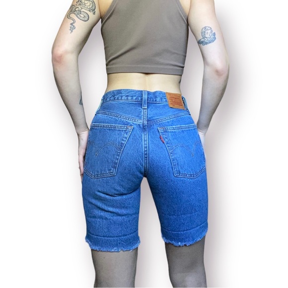 Levi’s 501 mid thigh jean short - Picture 2 of 4